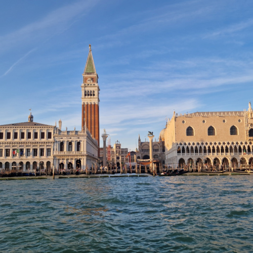 Venise, la place San Marco, le Campanile, le Palais des Doges. Venise, la place San Marco, le Campanile, le Palais des Doges.