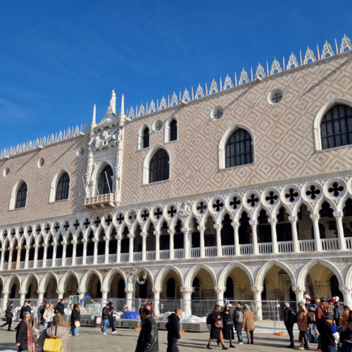 Venise, la place San Marco, le Campanile, le Palais des Doges. Venise, la place San Marco, le Campanile, le Palais des Doges.