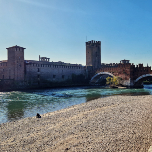Vérone, Le pont Scaligero et le Castelvecchio. Vérone, le Castelvecchio.