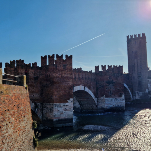 Vérone, Le pont Scaligero et le Castelvecchio. Vérone, le Castelvecchio.