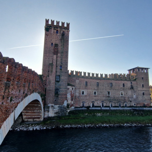 Vérone, Le pont Scaligero et le Castelvecchio. Vérone, le Castelvecchio.