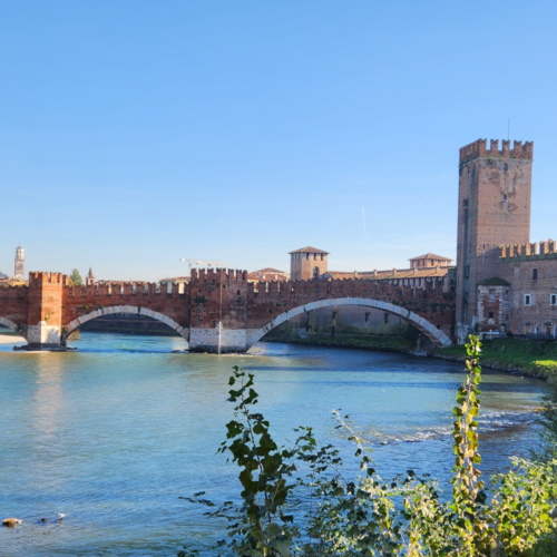Vérone, Le pont Scaligero et le Castelvecchio. Vérone, le Castelvecchio.