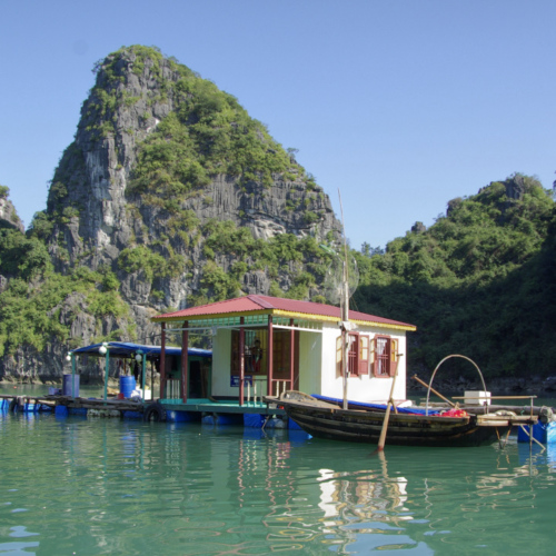 Vietnam, la Baie d'Halong maritime.
Village de pêcheurs. Vietnam, la Baie d'Halong maritime. Village de pêcheurs.