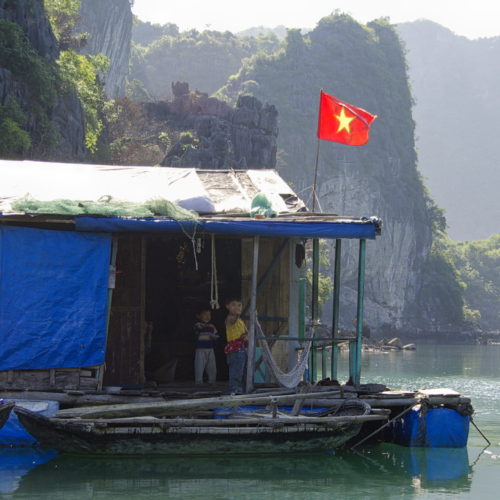 Vietnam, la Baie d'Halong maritime.
Village de pêcheurs. Vietnam, la Baie d'Halong maritime. Village de pêcheurs.