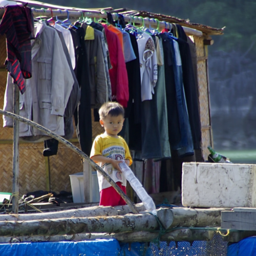 Vietnam, la Baie d'Halong maritime.
Village de pêcheurs. Vietnam, la Baie d'Halong maritime. Village de pêcheurs.