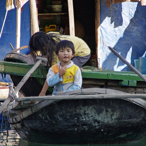 Vietnam, la Baie d'Halong maritime.
Village de pêcheurs. Vietnam, la Baie d'Halong maritime. Village de pêcheurs.
