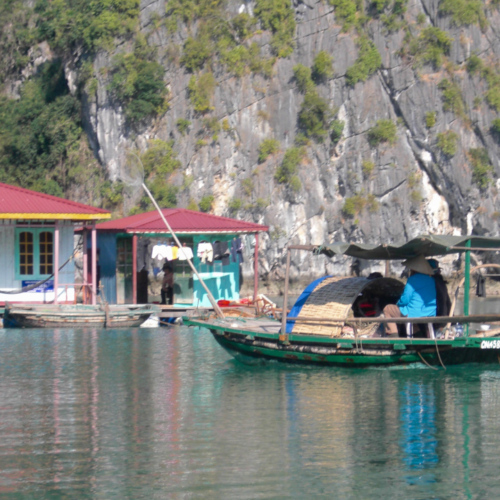 Vietnam, la Baie d'Halong maritime.
Village de pêcheurs. Vietnam, la Baie d'Halong maritime. Village de pêcheurs.