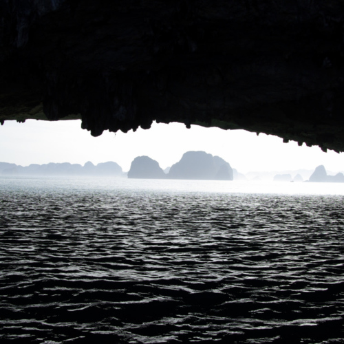Vietnam, la Baie d'Halong maritime. Passage sous un tunnel naturel. Vietnam, la Baie d'Halong maritime.