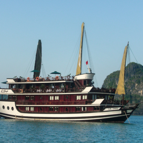 Vietnam, la Baie d'Halong maritime. Notre jonque. Vietnam, la Baie d'Halong maritime.