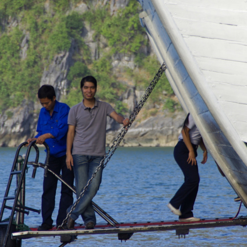 Vietnam, la Baie d'Halong maritime. Quang nous accueille. Vietnam, la Baie d'Halong maritime.