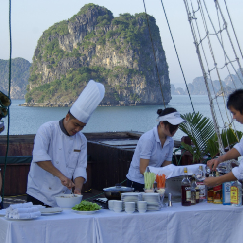 Vietnam, la Baie d'Halong maritime. Cours de cuisine. Vietnam, la Baie d'Halong maritime.
