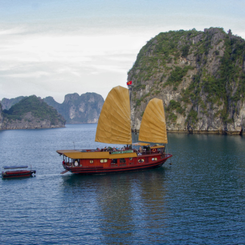 Vietnam, la Baie d'Halong maritime. Une autre jonque touristique. Vietnam, la Baie d'Halong maritime.