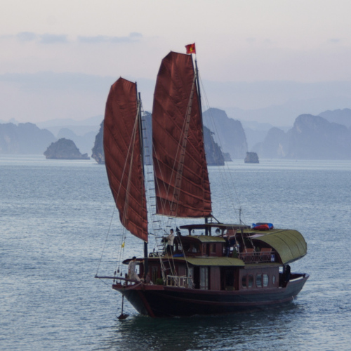 Vietnam, la Baie d'Halong maritime. Une autre jonque touristique. Vietnam, la Baie d'Halong maritime.