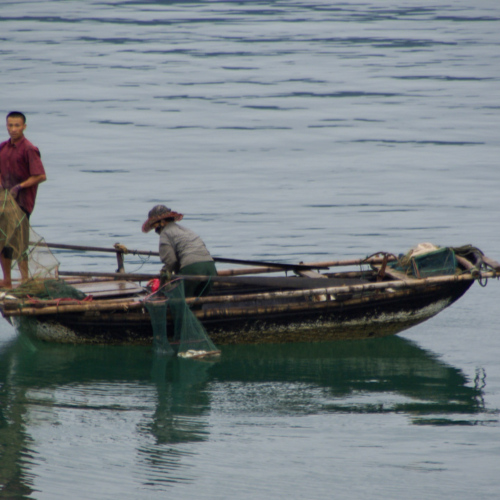 Vietnam, la Baie d'Halong maritime. Un couple de pêcheur. Vietnam, la Baie d'Halong maritime.