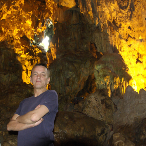 Vietnam, la Baie d'Halong maritime. Visite d'une grotte aménagée. Vietnam, la Baie d'Halong maritime.
