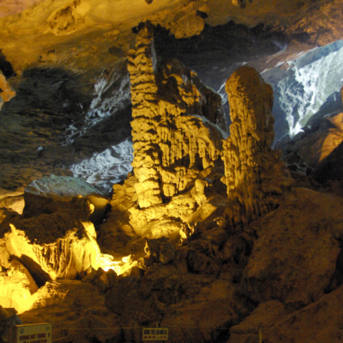 Vietnam, la Baie d'Halong maritime. Visite d'une grotte aménagée. Vietnam, la Baie d'Halong maritime.
