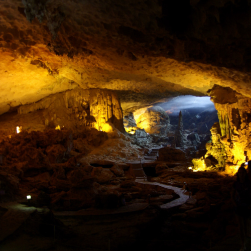 Vietnam, la Baie d'Halong maritime. Visite d'une grotte aménagée. Vietnam, la Baie d'Halong maritime.