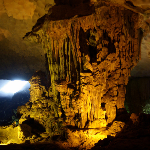 Vietnam, la Baie d'Halong maritime. Visite d'une grotte aménagée. Vietnam, la Baie d'Halong maritime.