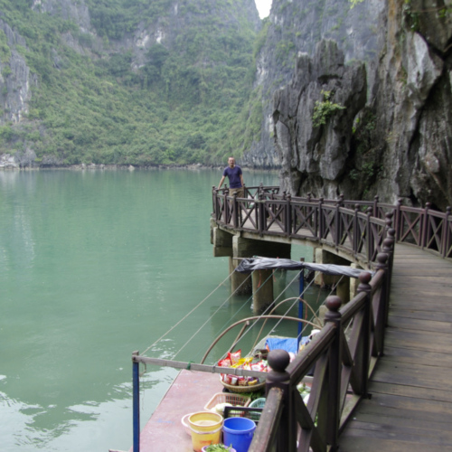Vietnam, la Baie d'Halong maritime. Visite d'une grotte aménagée. Vietnam, la Baie d'Halong maritime.