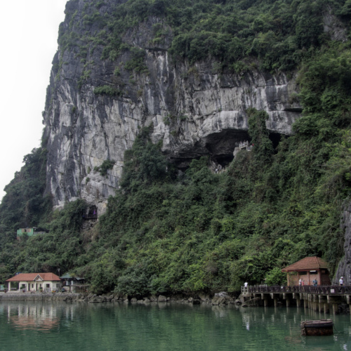 Vietnam, la Baie d'Halong maritime. Visite d'une grotte aménagée. Vietnam, la Baie d'Halong maritime.