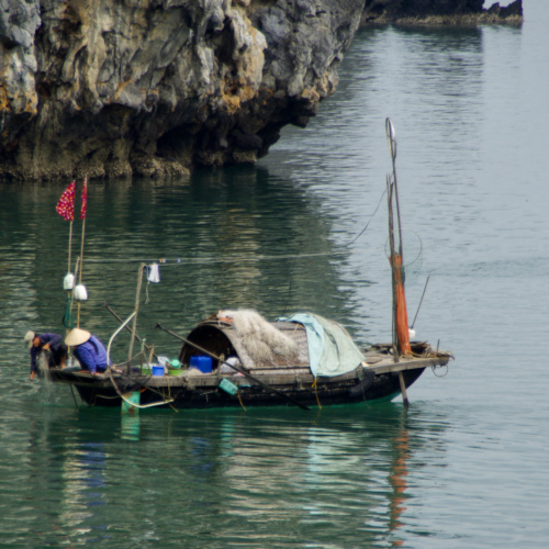 Vietnam, la Baie d'Halong maritime. Un couple de pêcheur. Vietnam, la Baie d'Halong maritime.