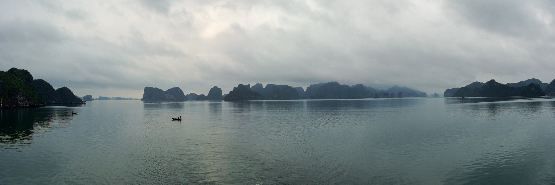 Vietnam, la Baie d'Halong maritime. Sous la brume. Vietnam, la Baie d'Halong maritime.
