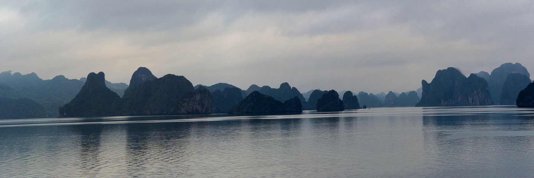Vietnam, la Baie d'Halong maritime. Sous la brume. Vietnam, la Baie d'Halong maritime.