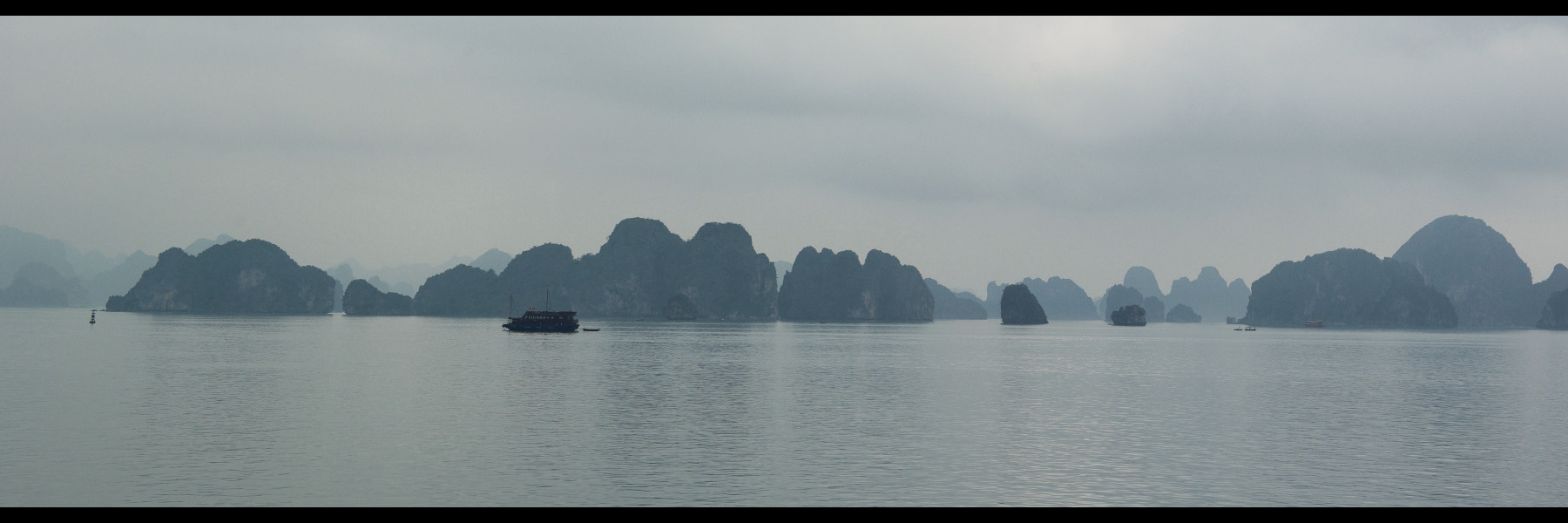 Vietnam, la Baie d'Halong maritime. Sous la brume. Vietnam, la Baie d'Halong maritime.