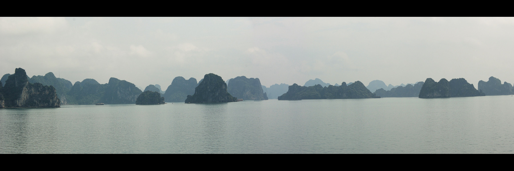 Vietnam, la Baie d'Halong maritime. Sous la brume. Vietnam, la Baie d'Halong maritime.