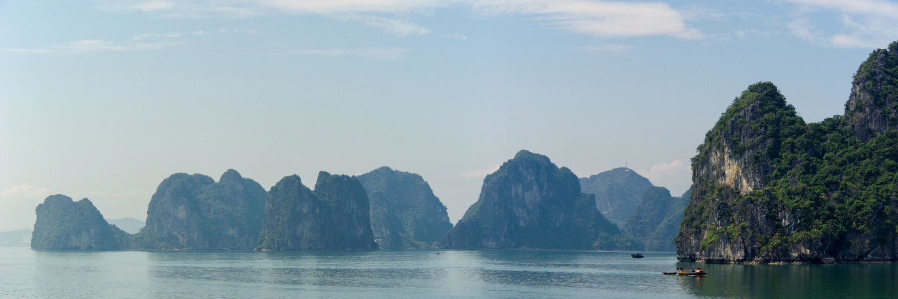 Vietnam, la Baie d'Halong maritime. Sous le soleil. Vietnam, la Baie d'Halong maritime.
