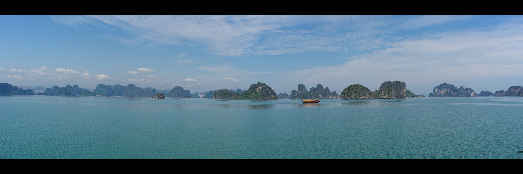 Vietnam, la Baie d'Halong maritime. Sous le soleil. Vietnam, la Baie d'Halong maritime.