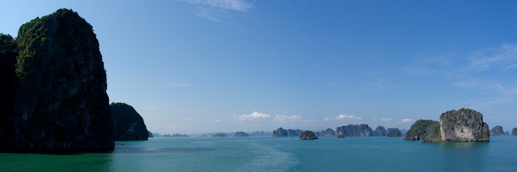Vietnam, la Baie d'Halong maritime. Sous le soleil. Vietnam, la Baie d'Halong maritime.