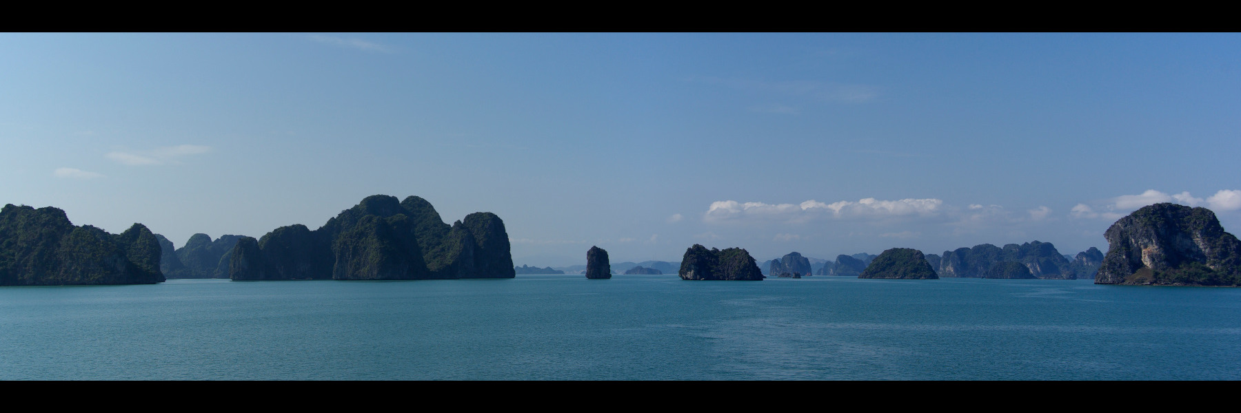 Vietnam, la Baie d'Halong maritime. Sous le soleil. Vietnam, la Baie d'Halong maritime.