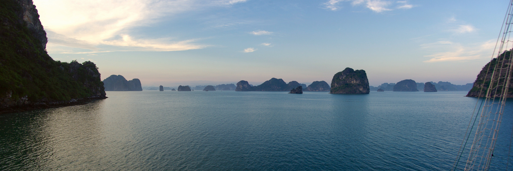 Vietnam, la Baie d'Halong maritime. Soleil couchant. Vietnam, la Baie d'Halong maritime.