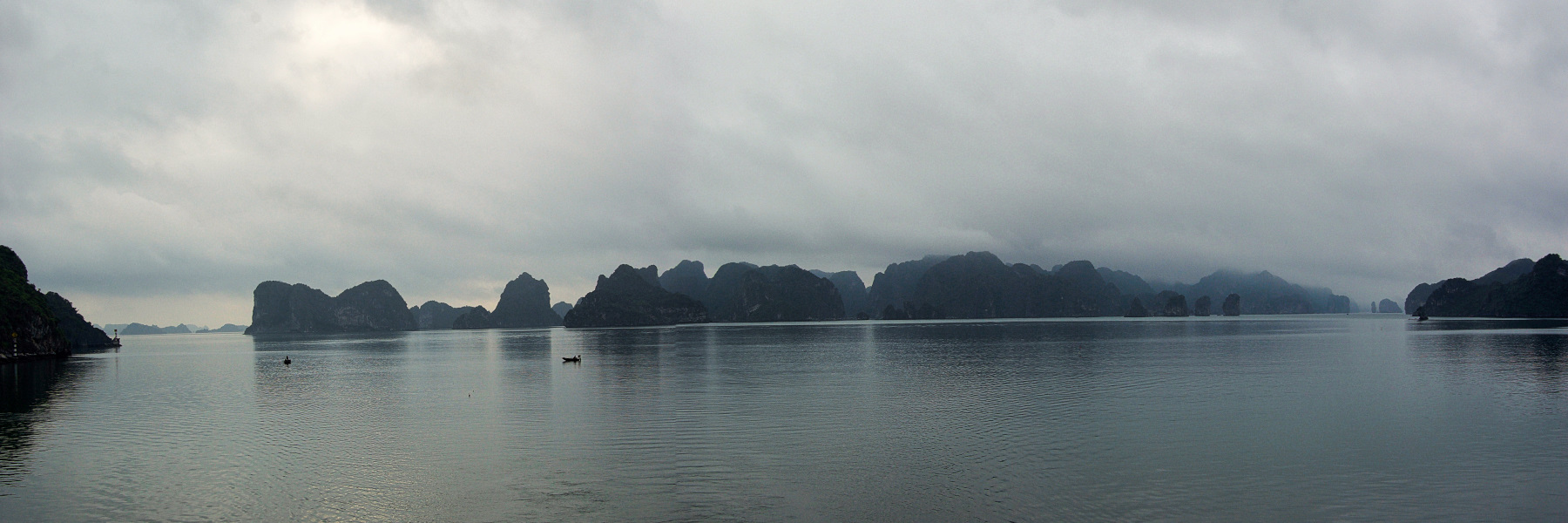 Vietnam, la Baie d'Halong maritime. Sous la brume. Vietnam, la Baie d'Halong maritime.