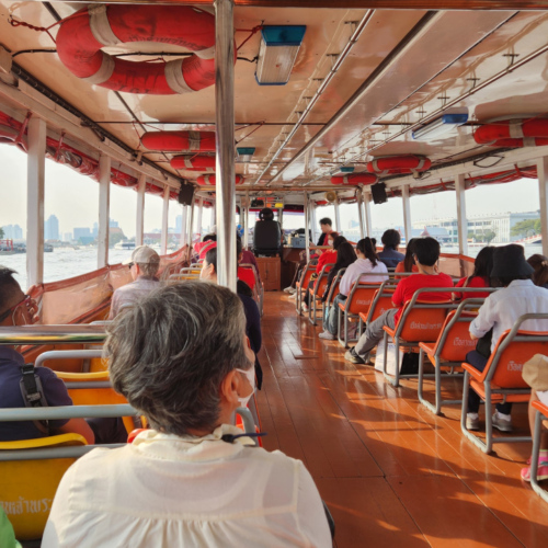 A bord du bateau bus. Bangkok balade touristique sur le klong