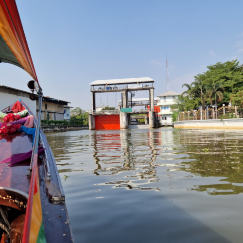 Écluse pour passer dans la khlong. Bangkok balade touristique sur le klong