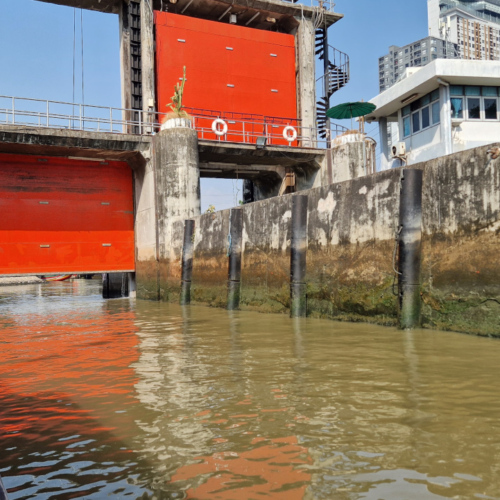Descente de 1,5 m. Bangkok balade touristique sur le klong