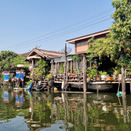Petites habitations bordant le canal. Bangkok balade touristique sur le klong