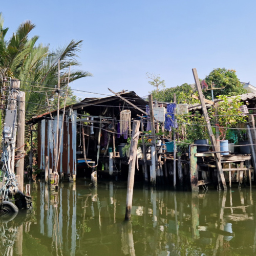 Petites habitations bordant le canal. Bangkok balade touristique sur le klong