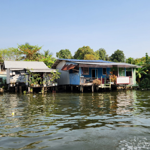 Petites habitations bordant le canal. Bangkok balade touristique sur le klong