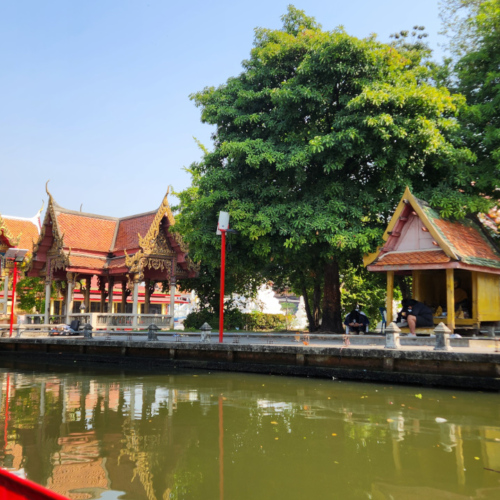 Un grand temple. Bangkok balade touristique sur le klong