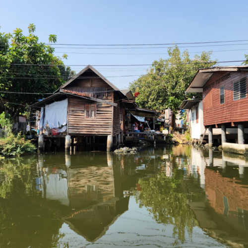 Petites habitations bordant le canal. Bangkok balade touristique sur le klong