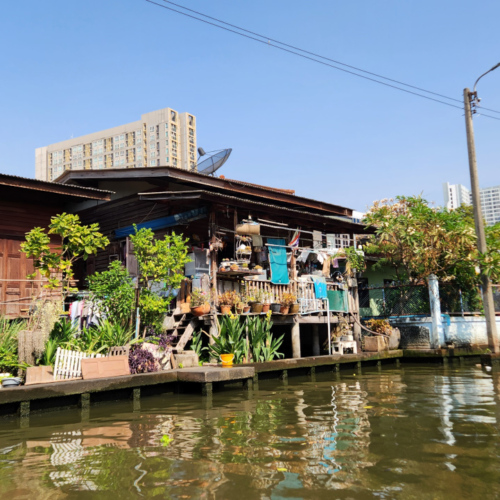 Petites habitations bordant le canal. Bangkok balade touristique sur le klong