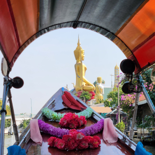 Un grand temple. Bangkok balade touristique sur le klong