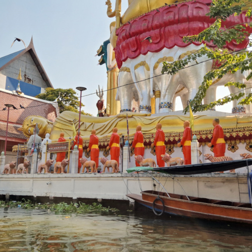 Un grand temple. Bangkok balade touristique sur le klong
