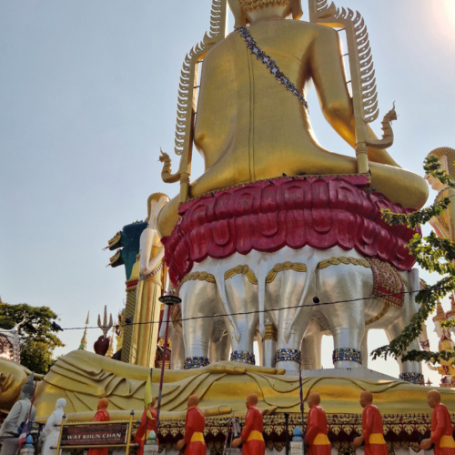 Un grand temple. Bangkok balade touristique sur le klong