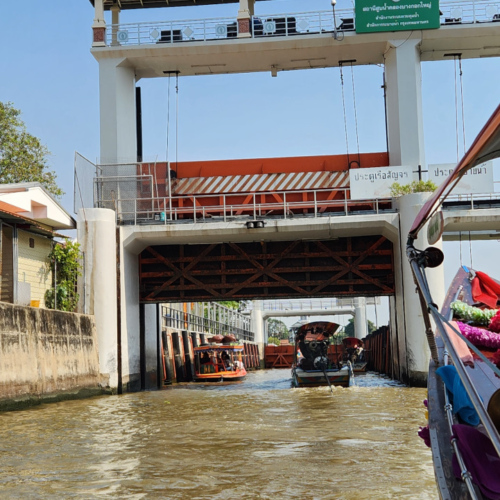 Écluse de sortie. Bangkok balade touristique sur le klong
