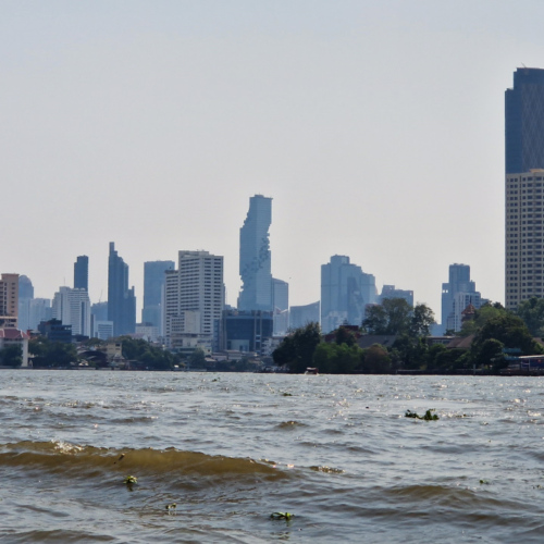 De nouveau sur le fleuve Chao Phraya. Bangkok balade touristique sur le klong