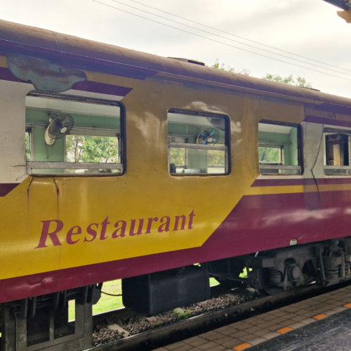 Chiang Mai Train de Nuit Bangkok. Le wagon restaurant ;-) Chiang Mai Train de Nuit Bangkok